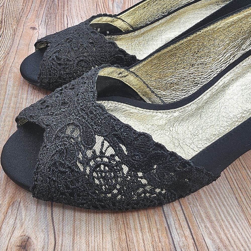 Adrianna Papell Black Lace Peep-Toe Kitten Heels - Picture 2 of 8